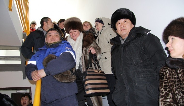 Поселковый совет отправил в отставку главу Усть-Неры Василия Ефимова за фекальный потоп