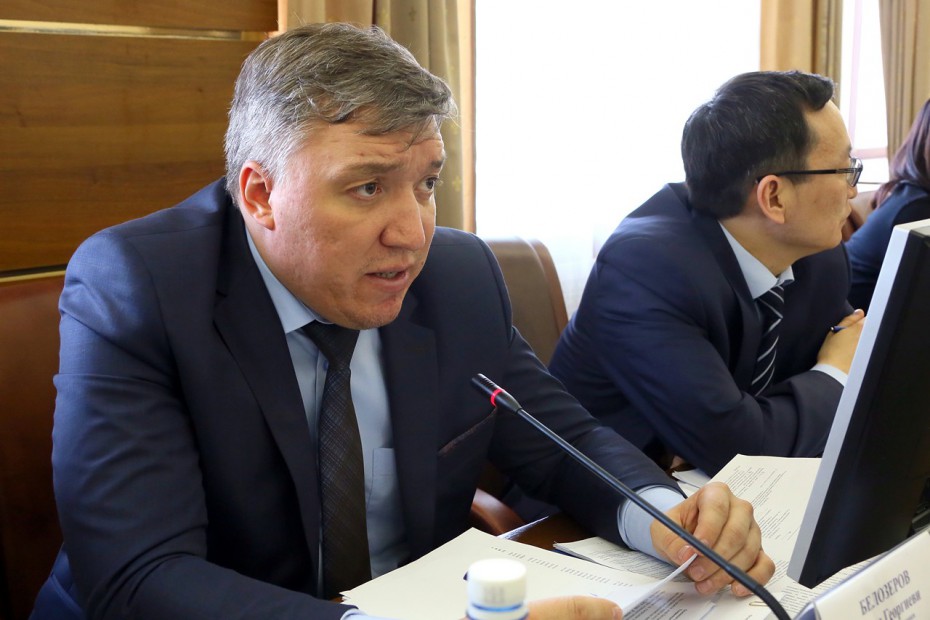 В парламентском комитете представили кандидатуру Дениса Белозёрова на пост министра экономики Якутии