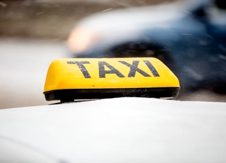 Полиция призывает: пользуйтесь услугами такси, а не извоза с дороги