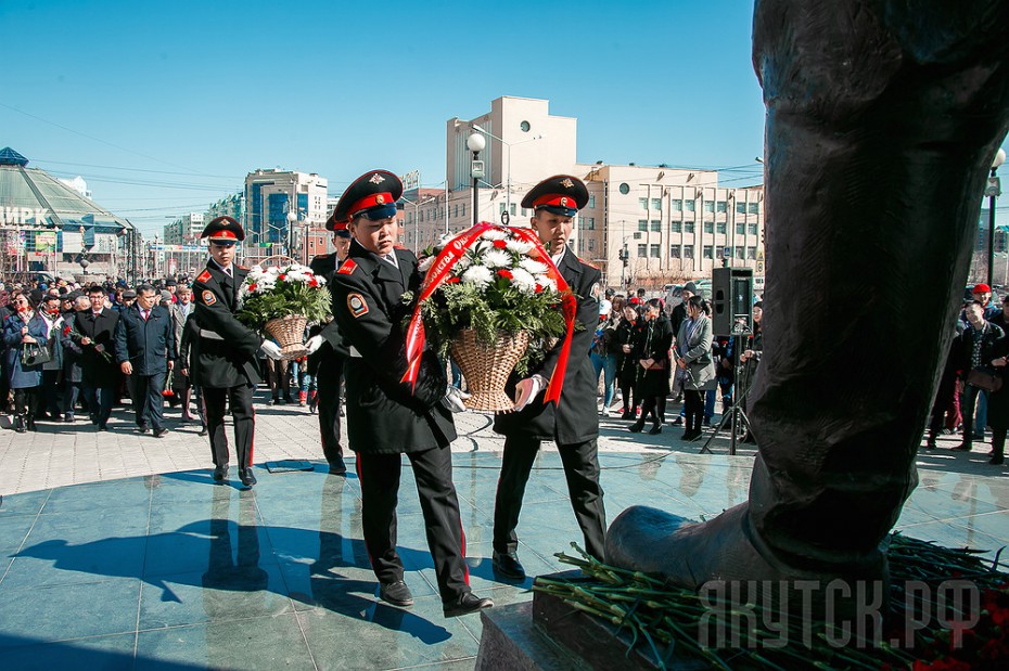 В Якутске возложили цветы к памятникам основателей республики
