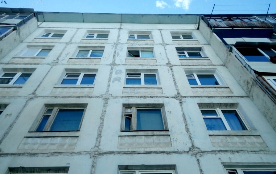 В Якутске и Черском двое детей выпали из окон домов