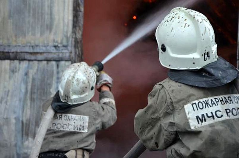 Двух человек эвакуировали при пожаре в Усть-Янском районе