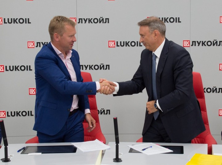 Сбербанк и ЛУКОЙЛ запустили партнерскую программу по кредитным бизнес-картам