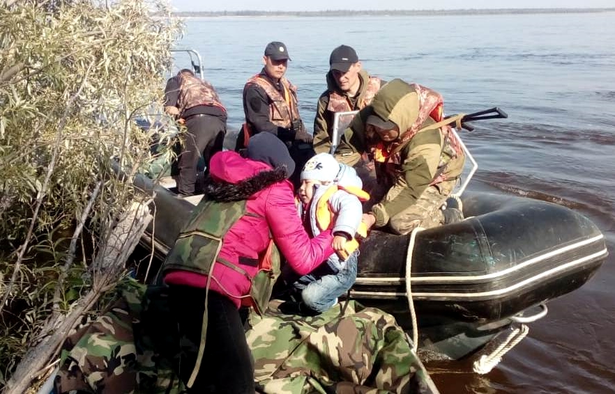 В Якутии сотрудники транспортной полиции помогли попавшим в беду рыбакам