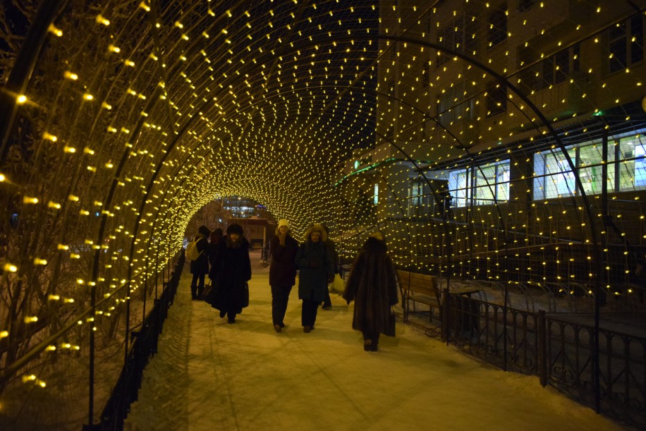 Фотофакт: в Якутске установили новогоднюю световую ярку