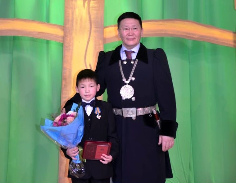 Десятилетнего храбреца наградили медалью «За мужество в спасении» в Якутии