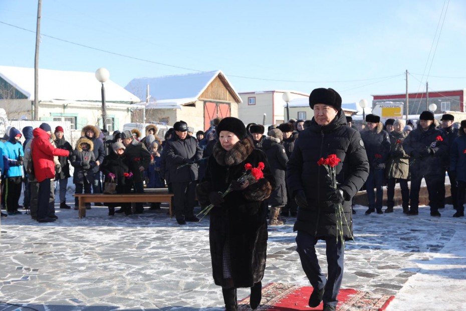 Жители столицы возложили цветы к мемориалу «Журавли над Ильменем»