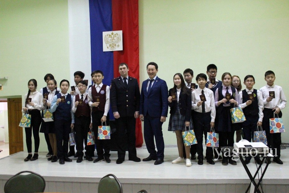Школьникам Якутска вручили паспорта в честь Дня защитника Отечества