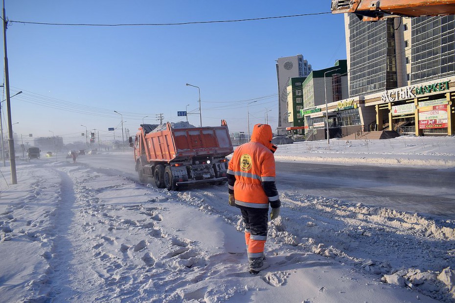 За сутки в Якутске вывезено 9383 кубометров снега