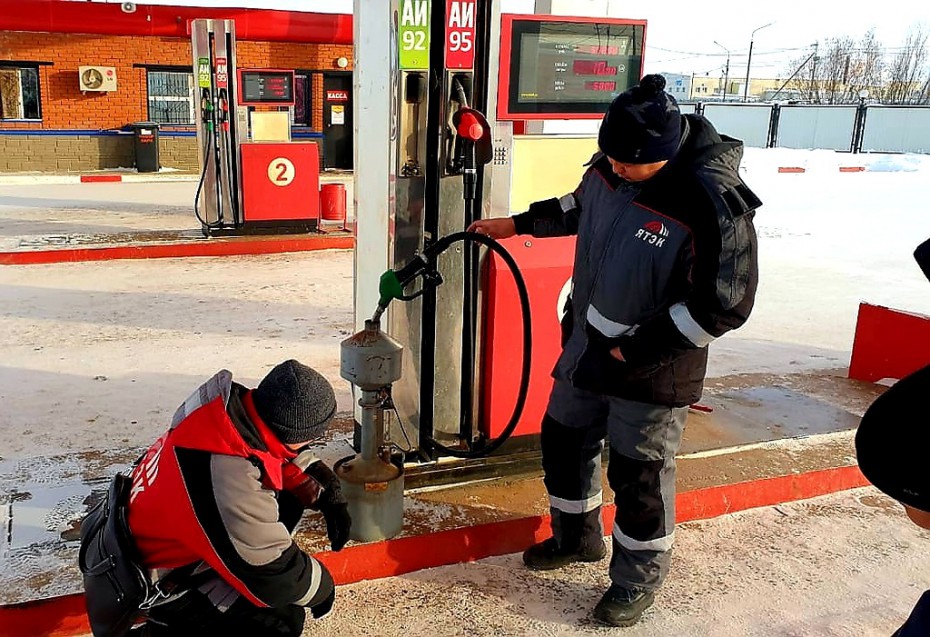 Хорошо наливают: в Якутске проверили заправки на предмет честного долива топлива