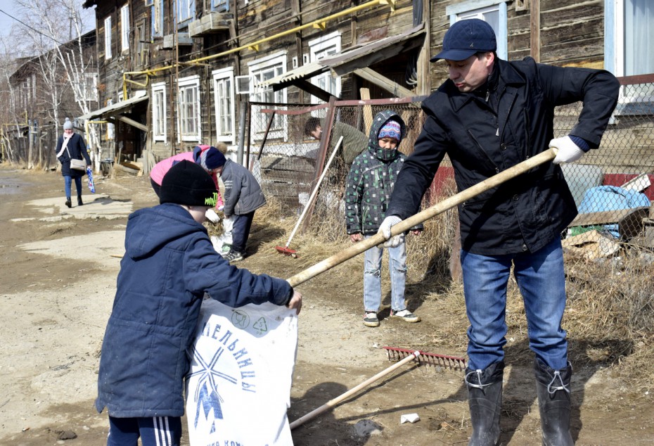 «Чистота начинается с нас самих»: в Якутске стартовали общегородские субботники по уборке территорий