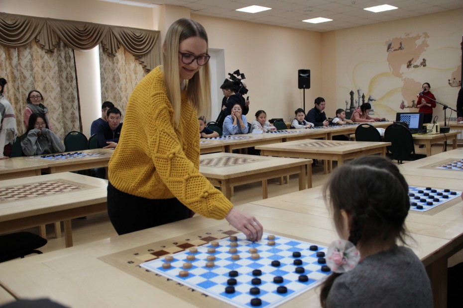 Мастер-класс по шашкам провели многократные чемпионки мира по шашкам в Якутске