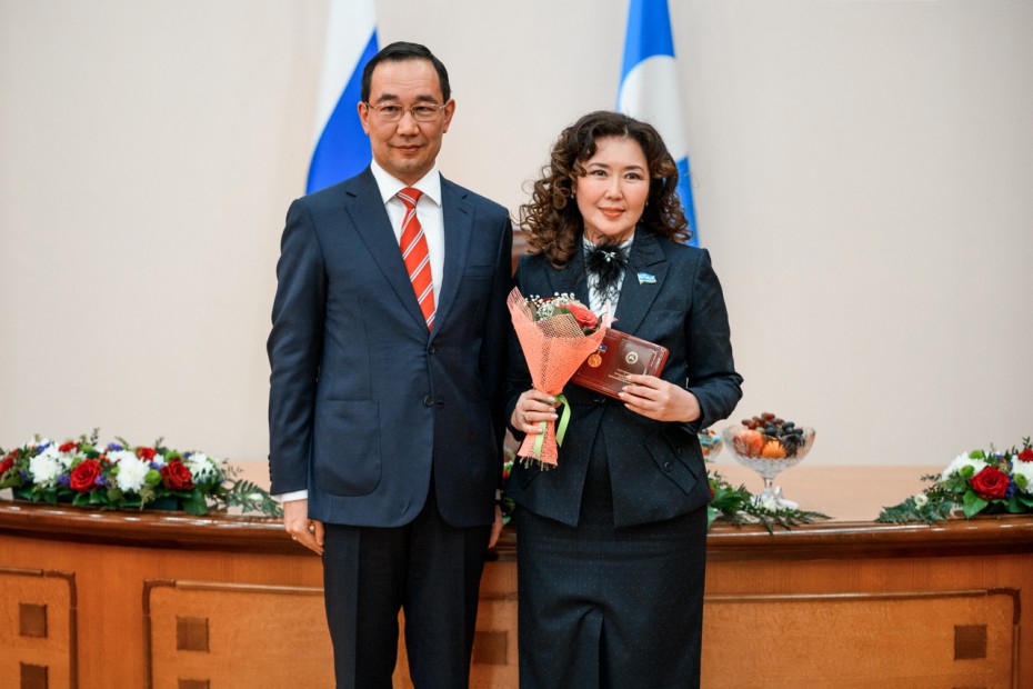 Айсен Николаев вручил государственные награды отличившимся якутянам