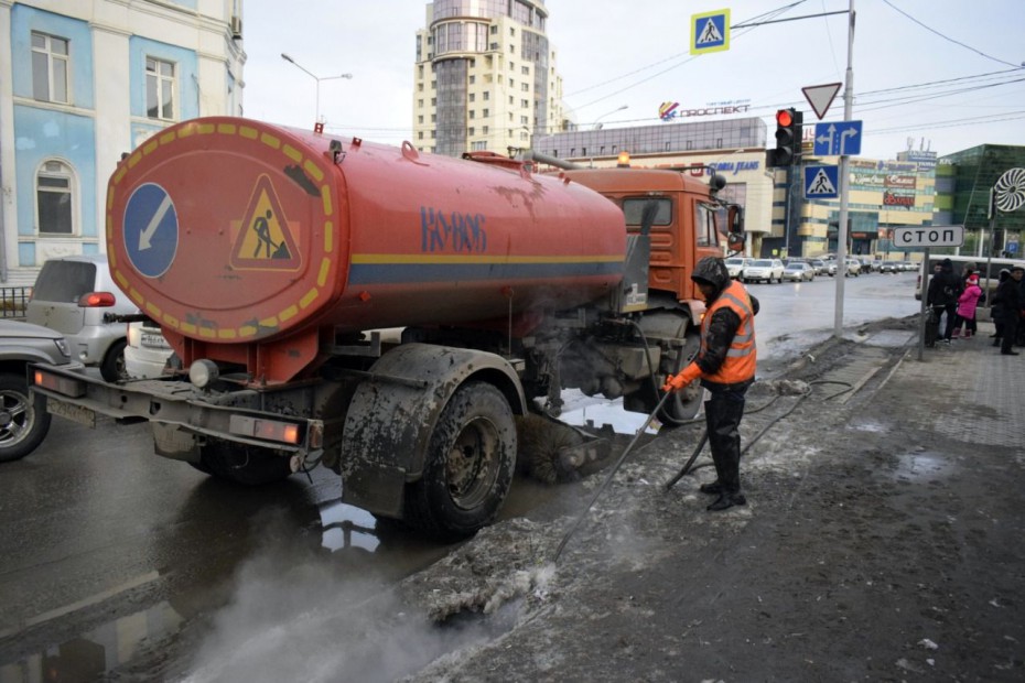 В Якутске дорожники приступили к отводу талых вод