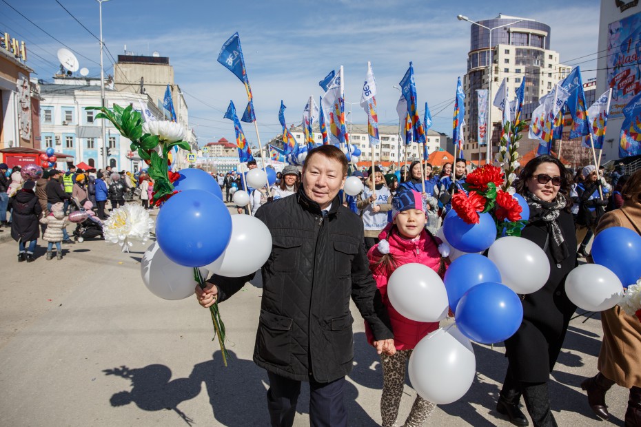 Вместе со всей столицей: Сотрудники АЭБ - активные участники первомайской демонстрации в Якутске