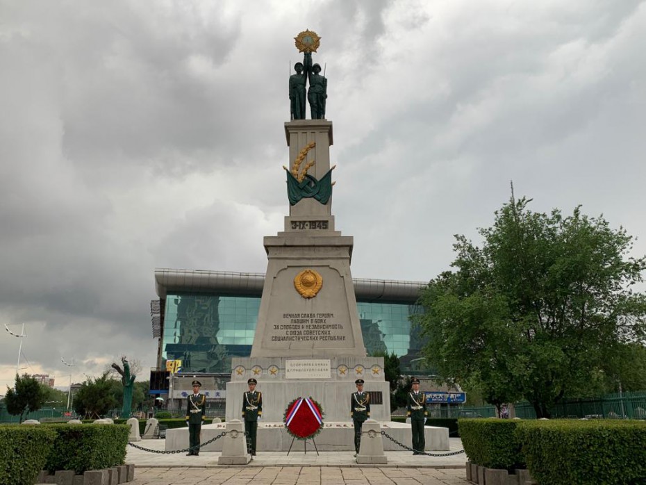 Айсен Николаев возложил живые цветы к памятнику освобождения Северо-Востока Китая