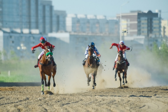 В Якутске состоялись конные скачки на Кубок Малтааны