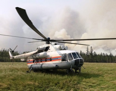 В село Эбях прибыл вертолет со спасателями и пожарными