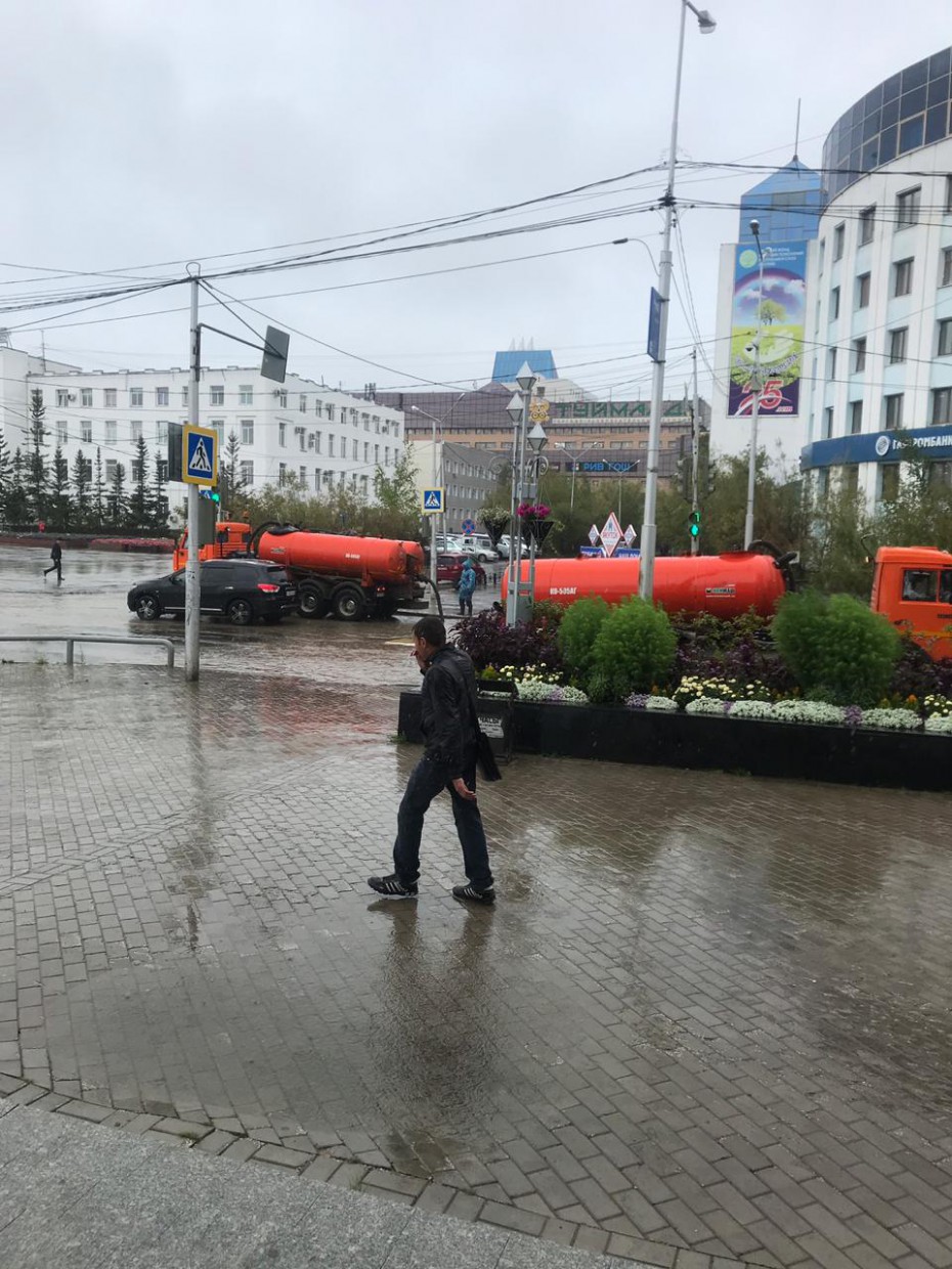 В Якутске коммунальные службы устраняют последствия дождя