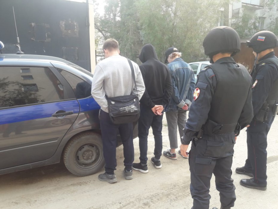 В Якутске росгвардейцами задержаны молодые люди, подозреваемые в совершении грабежа