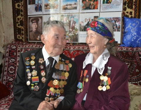 Айсен Николаев поздравил ветерана Великой Отечественной войны со 100-летним юбилеем