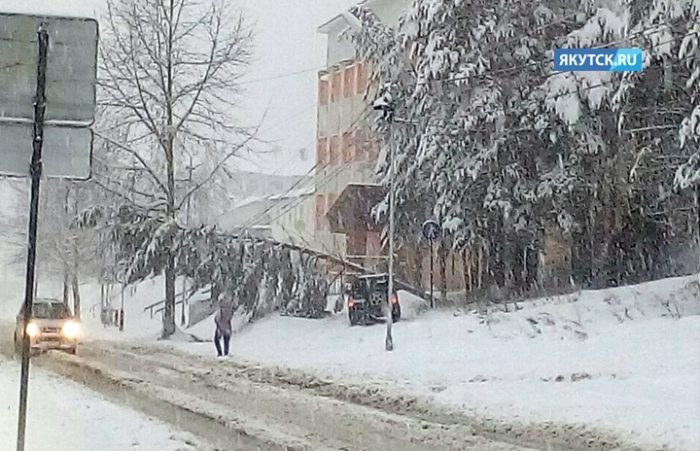 Сильный снегопад стал причиной аварии на высоковольтных линиях юга Якутии