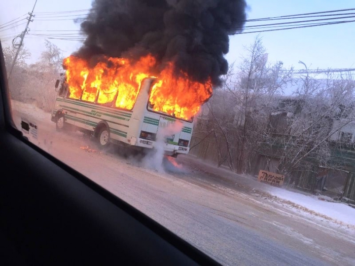 В Якутске полностью сгорел автобус