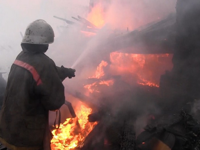 Сгорела машина и поврежден частный дом — сводка по пожарам
