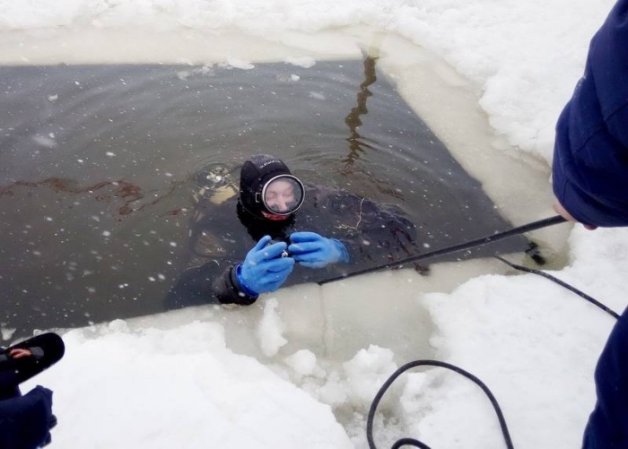 Водолазы нашли тело водителя ушедшего под лед грузовика