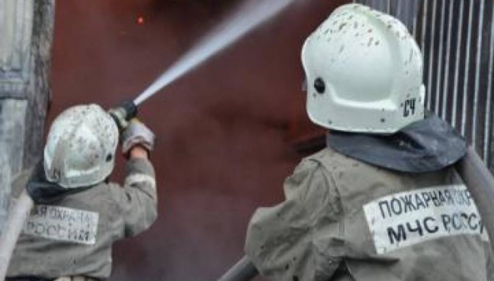 Пожарные спасли гараж и автомашину в Ленске