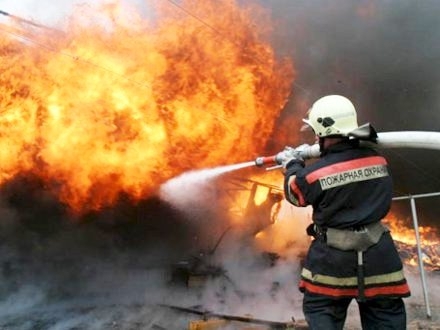 Одиннадцать гаражей спасли огнеборцы в Хандыге