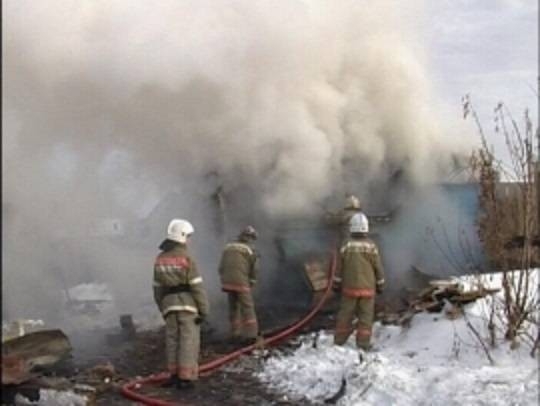 В Якутске из горящего вагончика эвакуирован человек