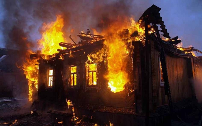 За сутки в Якутии горели машины, дачи и дома