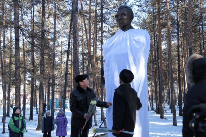 В Нерюнгри открыли памятник основателю топливно-энергетического комплекса Якутии