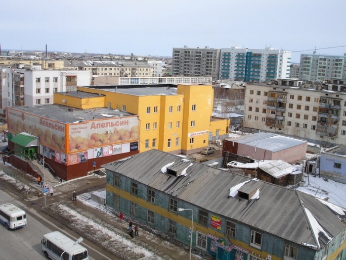 В Якутске водитель, наехав на женщину на автобусной остановке, скрылся с места ДТП