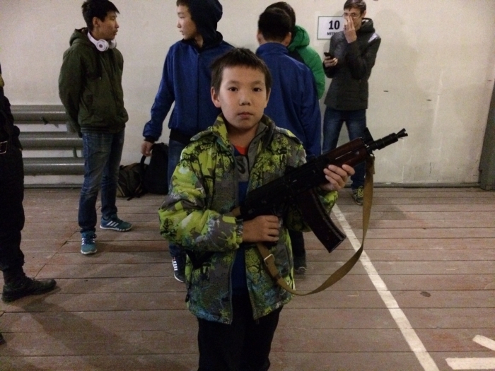 УФССП свозили детей в суд и дали пострелять из оружия