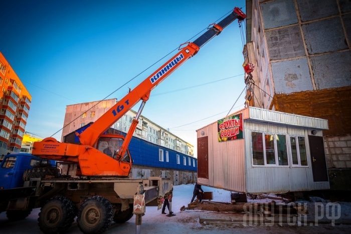 В центре Якутска демонтировали киоск, незаконно торговавший овощами и фруктами