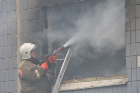 Замыкание послужило причиной пожара в пятиэтажном доме в Нерюнгри