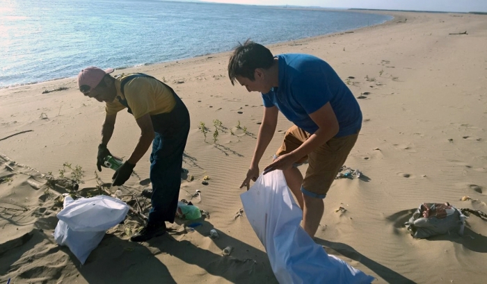 Работники Сбербанка очистили остров от мусора!