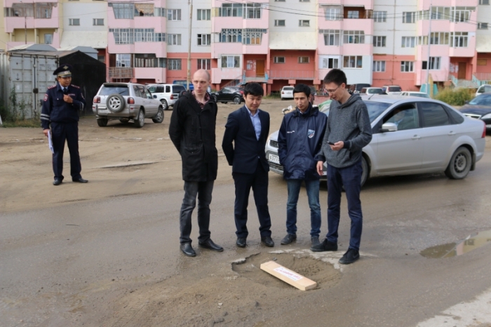 Общественники осмотрели и зафиксировали «Убитые дороги» Якутска