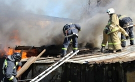 Пожарные спасли от огня дом на Покровском тракте