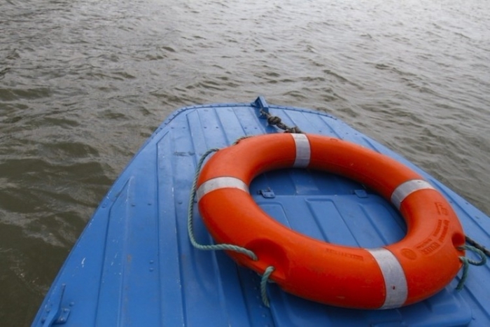 Четыре человека перевернулись в лодке на реке Алдан