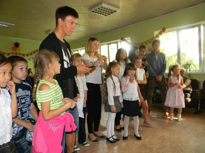 Первоклассникам из малообеспеченных семей строительного округа Якутска оказали помощь и провели концерт