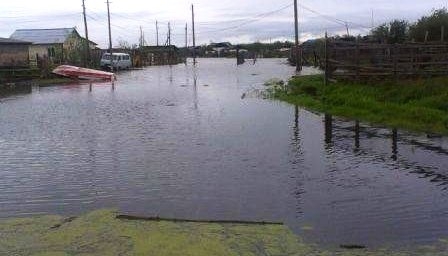 В поселке Сыаганнах сильные дожди переполнили озеро затоплено 12 дворов