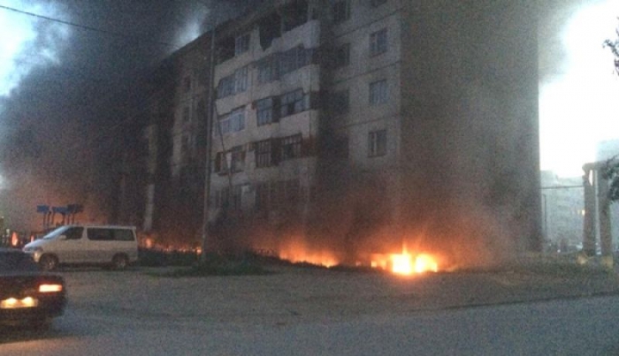 В Якутске из-за пожара под жилым домом пострадал человек