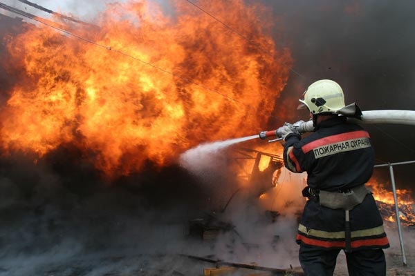 Гараж в Алдане и киоск в Якутске: сводка пожаров за выходные