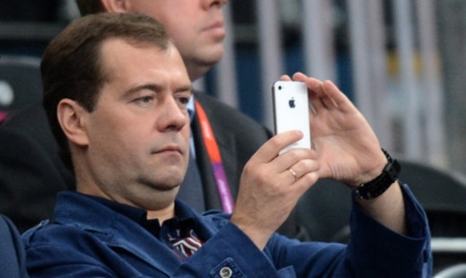 Медведев ограничил покупки за счет бюджета: телефонов - суммой 15 тысяч, автомобилей - 2,5 миллиона