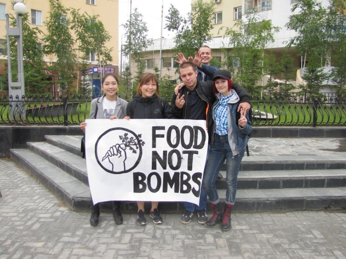Еда вместо бомб: молодежь Якутска провела антимилитаристскую акцию (+фото)