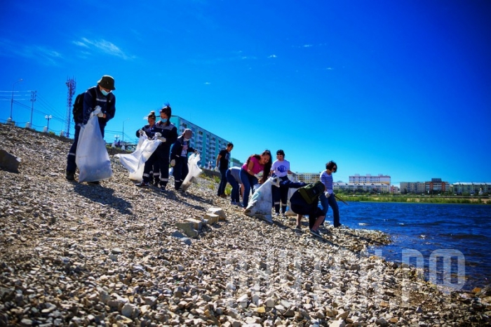Жители Якутска очистили берег Лены от мусора