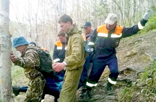 На Сахалине спасатели с горного пика эвакуировали беременную женщину